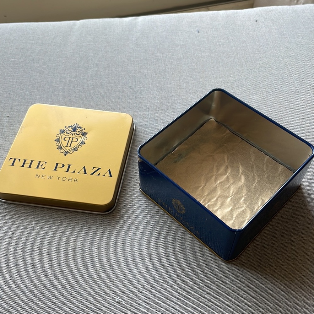 The Plaza tin box - Picture 4 of 10